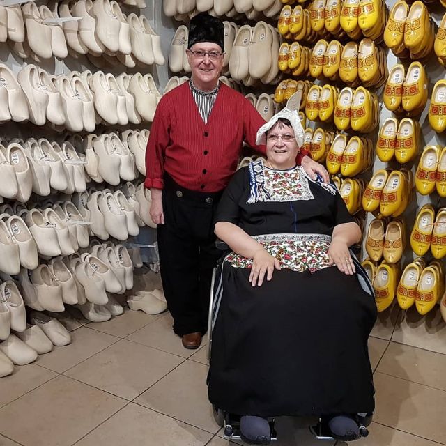 Volendam: Traditional Costume Photo with Cheese & Clog Tour - Stroopwafels, fruit wine, and the Simonehoeve shop