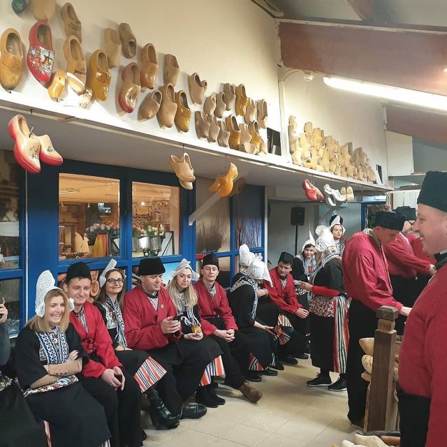 Volendam: Traditional Costume Photo with Cheese & Clog Tour - Getting there from Amsterdam