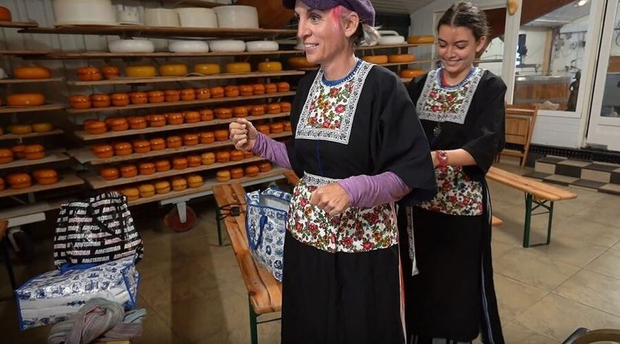 Volendam: Traditional Costume Photo with Cheese & Clog Tour - Putting on Volendam clothing for the photograph