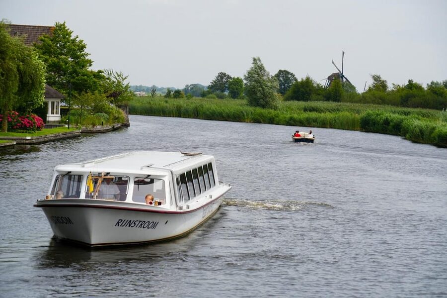 Warmond: Windmill Cruise and Keukenhof Entry Ticket - One hour across the Kagerplassen