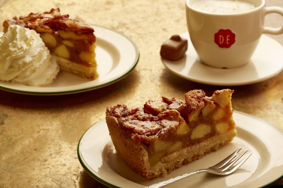 Zaanse Schans: Pancake Restaurant Visit - Choosing between a Dutch pancake and apple pie