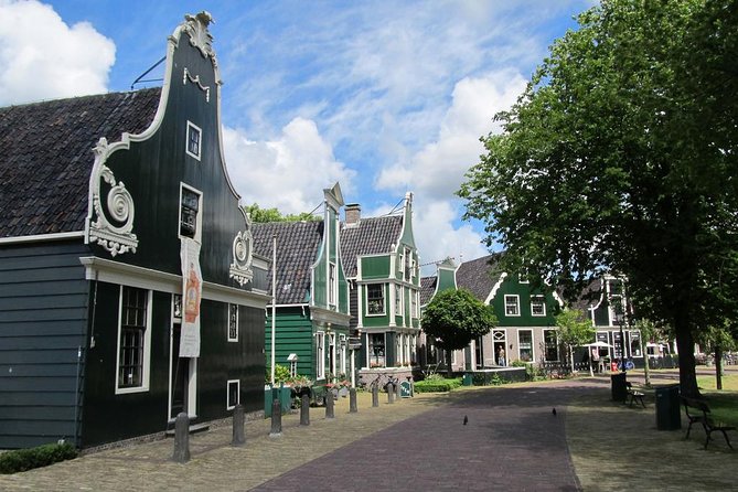 Zaanse Schans Private Tour Windmills - Meeting guide Remco and getting local context